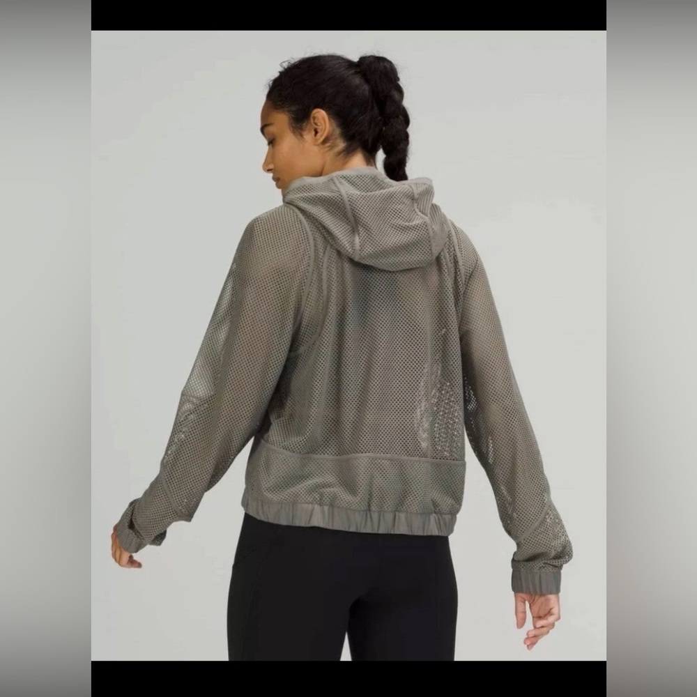 Lululemon Relaxed Fit Mesh Jacket
Grey Sage